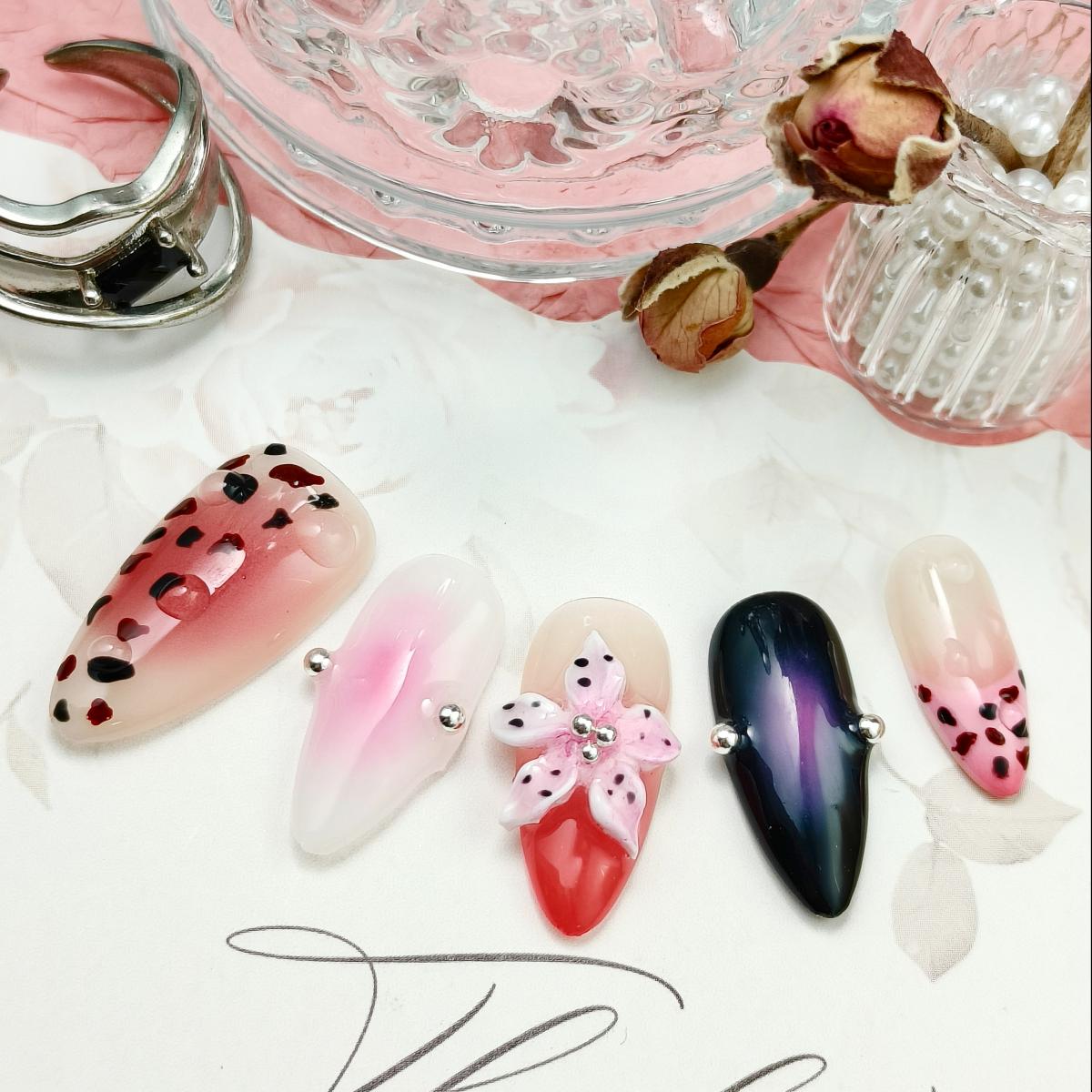 10pcs Handrawn 3D Flowers Handmade Press-on nails Medium Almond Nails Bundle Sweet Flowers Elegant Finished nail stickers Free storage box jelly glue 