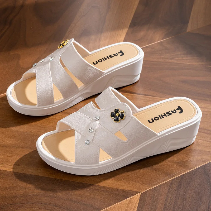 Womens Slippers Summer Style Thick Soled Fashionable Home Anti Slip Moms Shoes Soft Soled Wedge Heel Cool Slippers 250523