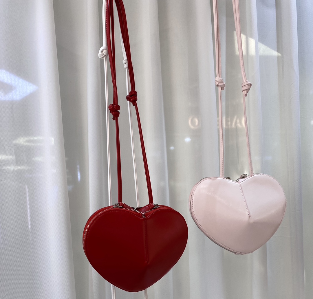 Niche Design Ladies Holiday Gift Love Bag 2023 New Women's Sweety Cool Adult Girl Messenger Bag Red Black PU Heart Shoulder Bag