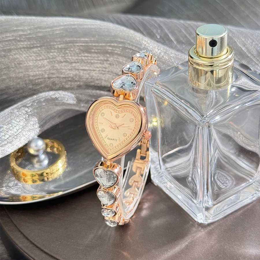 Womens Heart Alloy Case Sparkly Cute Heart-Shaped Glass Rhinestone Bracelet Elegant Stylish Quartz Watch XJ250527