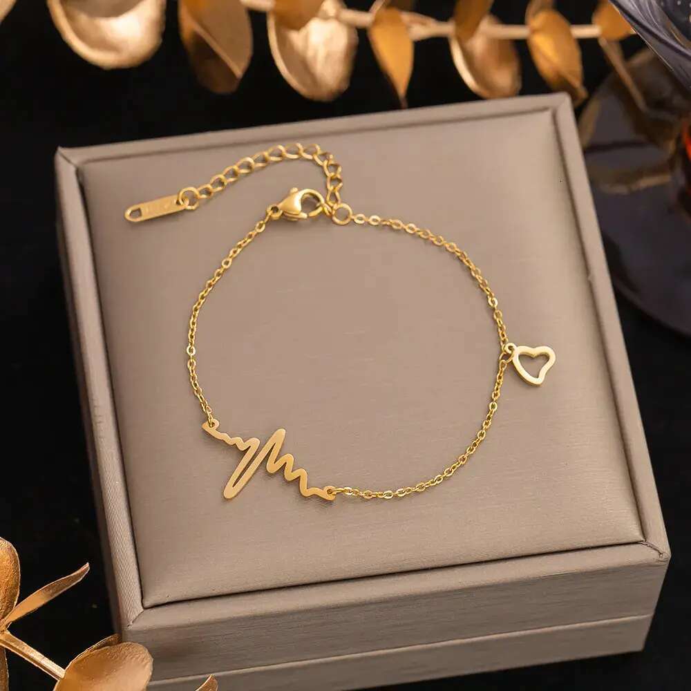 Delicate Gold Plated Charm for Women Classical Love Heart Pendent Titanium Steel Bracelets Designer Letter Hand Chain Bracelet Wedding Jewelry Gift