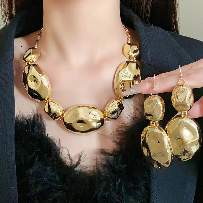 Exaggerated Bright Pleated Earrings Necklace Set Women Exquisite Fashionable Collarbone Chain Light Temperament 250527