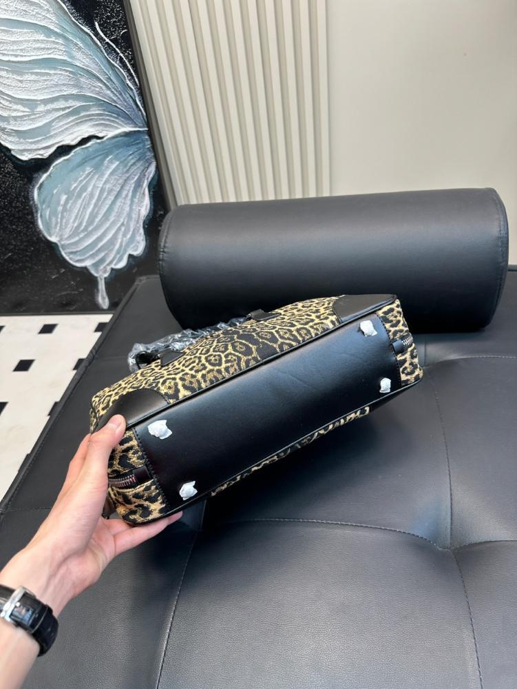 High end retro leopard print handbag for women in the spring and summer of 2025, fashionable single shoulder armpit bag, handbag