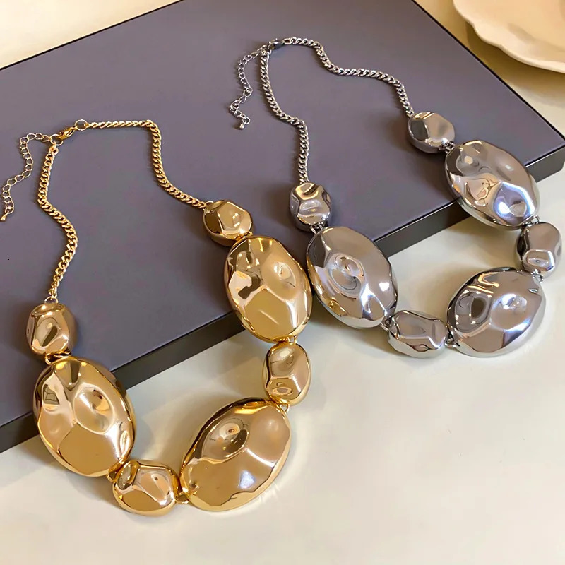 Exaggerated Bright Pleated Earrings Necklace Set Women Exquisite Fashionable Collarbone Chain Light Temperament 250527