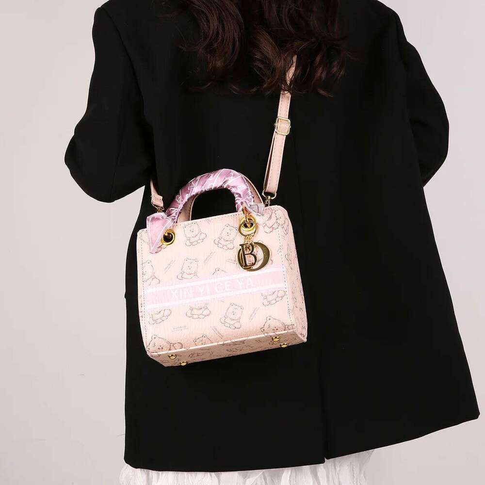 2025 New Women's Printed Bear Princess Diana Niche High-End Fashion Versatile Shoulder Messenger Bag