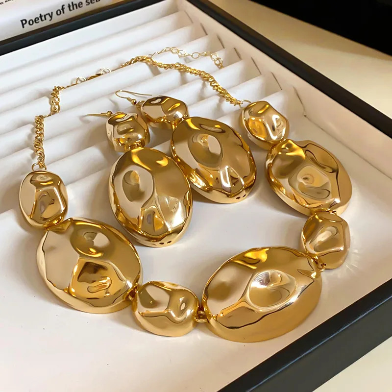 Exaggerated Bright Pleated Earrings Necklace Set Women Exquisite Fashionable Collarbone Chain Light Temperament 250527