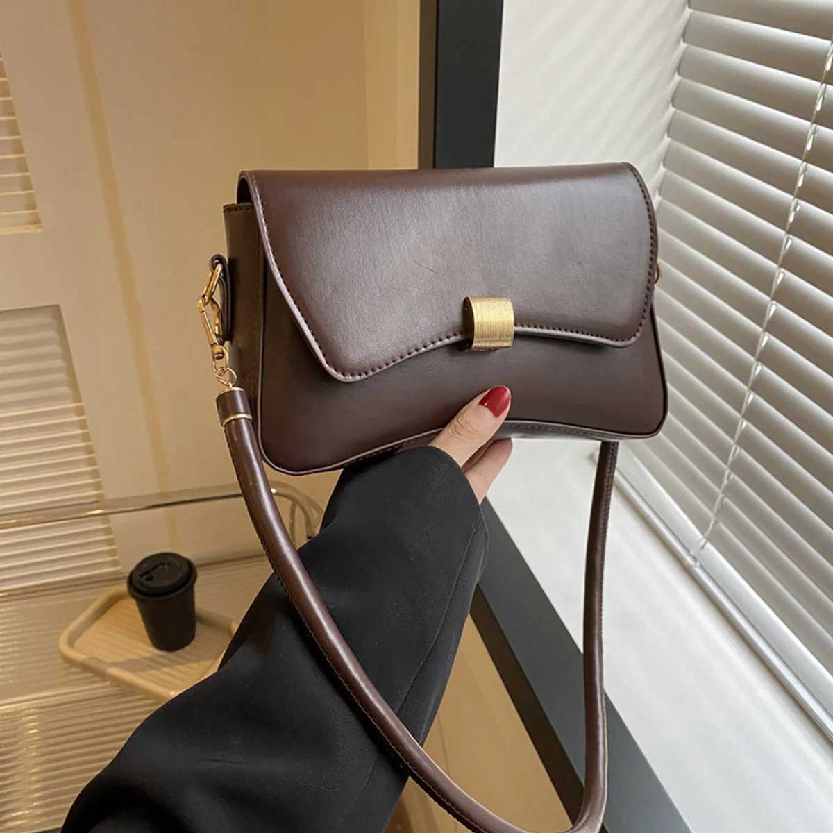 A high-quality womens bag with retro lock buttons a versatile single-shoulder crossbody bag A-DH Y250528