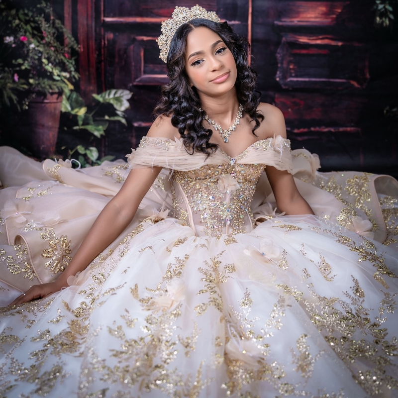 Light Champagne Shiny Quinceanera Dresses Off Shoulder Ball Gown Sweet 16 Dress Beading Crystal Gold Applique Lace Bow Tull Birthday vestidos 15 Anos