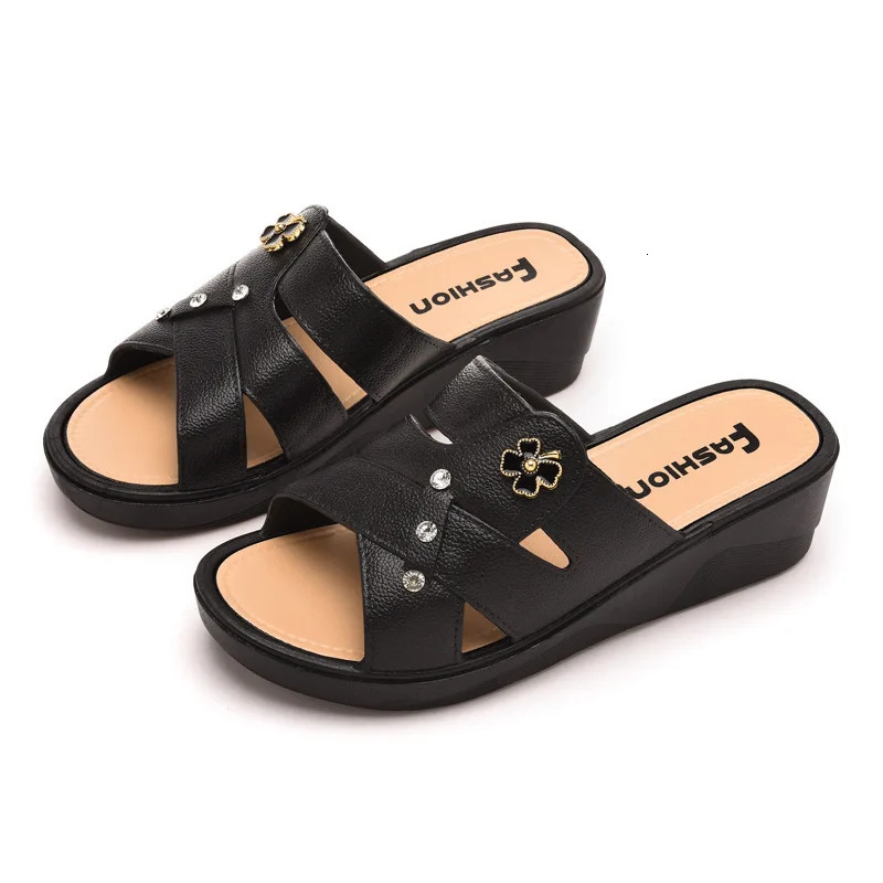 Womens Slippers Summer Style Thick Soled Fashionable Home Anti Slip Moms Shoes Soft Soled Wedge Heel Cool Slippers 250523