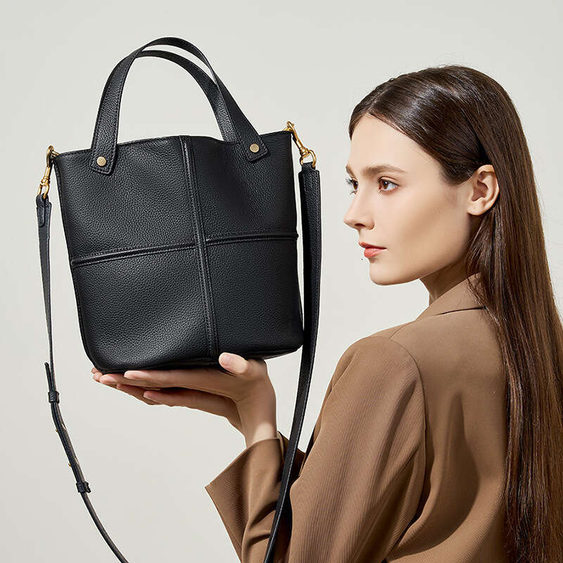 24 Early Autumn Niche Texture Versatile New Top Layer Cowhide Commuter Large Capacity Bucket Elegant Single Shoulder Crossbody Bag B5