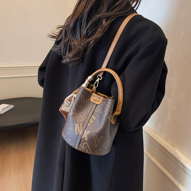 Luxury Brand Designer Bag Water Bucket Premium Small 2025 New Fashionable And Versatile Large Capacity Single Shoulder Handheld Western Style Crossbod