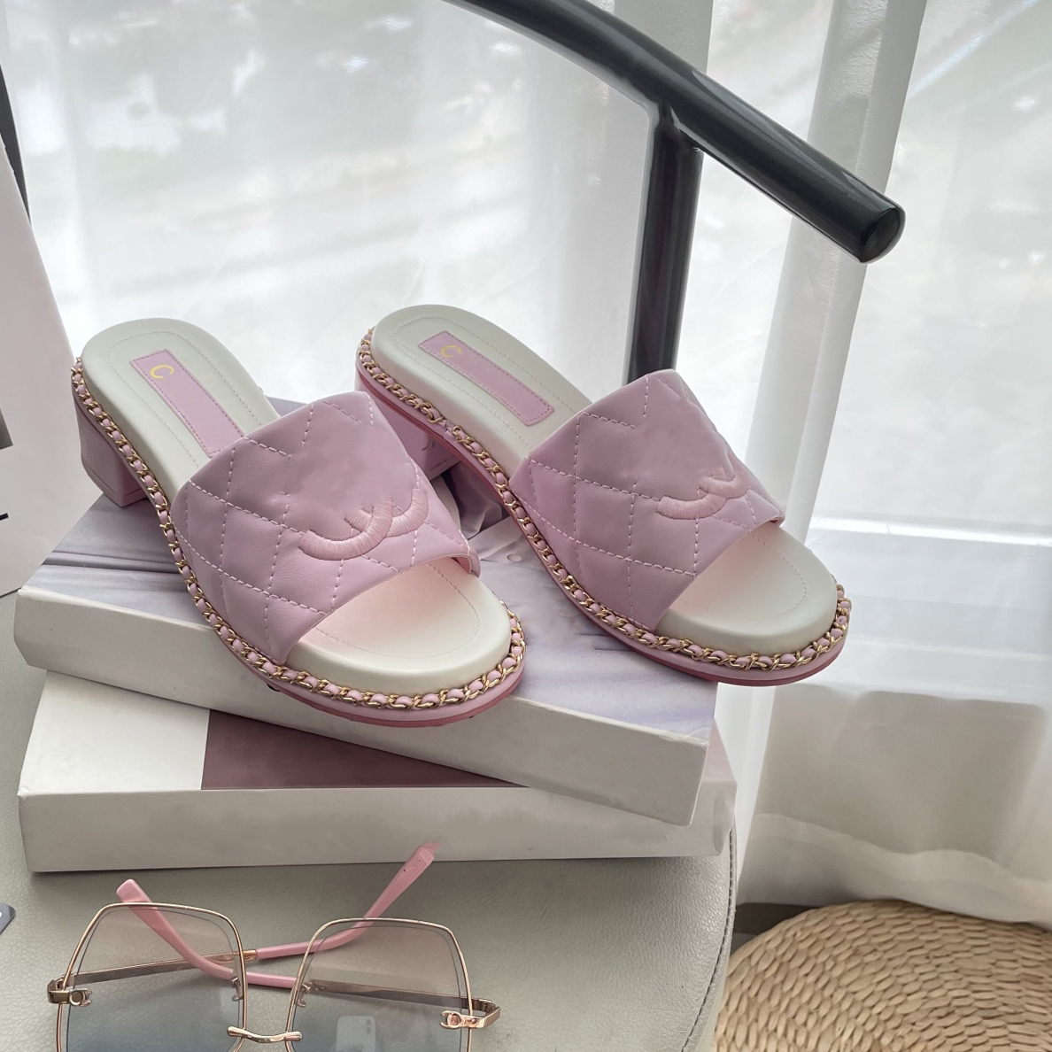 2025 Luxury slides womens brand slipper Beach slides Flat heel Summer Designer Fashion flops lady Hoof Heels sandals women embroidery shoes Ladies top Sandals