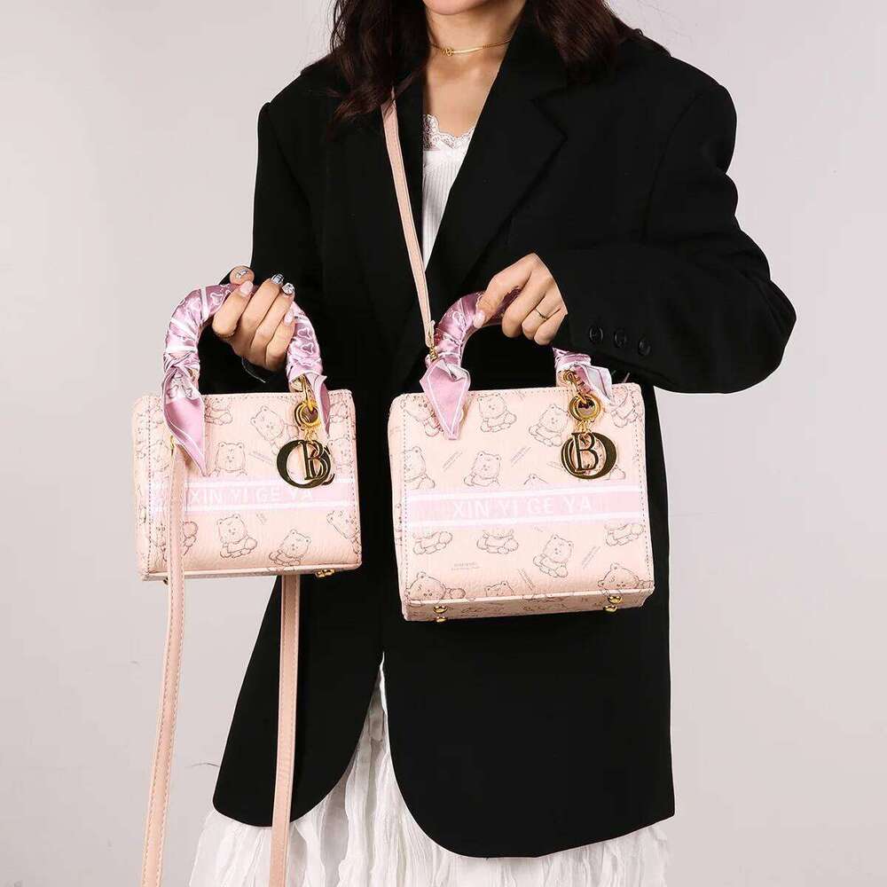 2025 New Women's Printed Bear Princess Diana Niche High-End Fashion Versatile Shoulder Messenger Bag