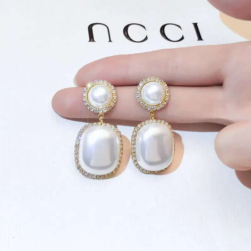 Fashionable Baroque Korean version, simple pearl feminine temperament, personalized earrings, internet famous earrings