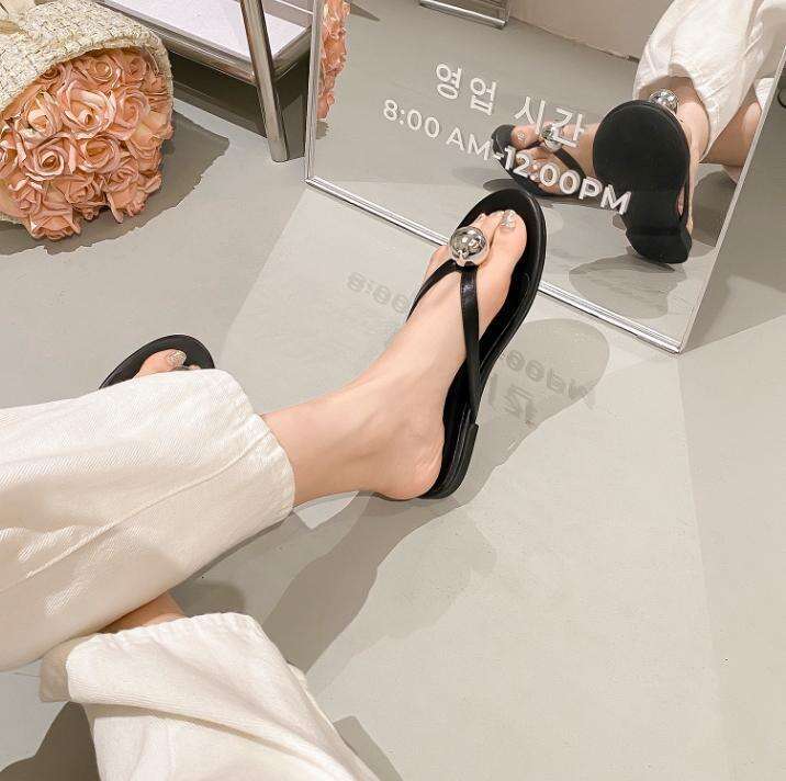 Metal Pearl Ball Fashion Outdoor Flip-Flops for Women 2024 Spring Summer New Flat Beach Non-Slip Toe Clip Sandals