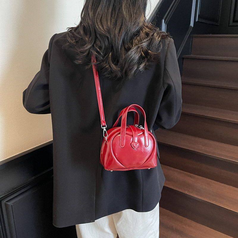 2025 New Summer Fashion Women's Bag Premium Texture Handbag Crossbody Bag Casual Single Shoulder Bowling Bag Designer Love Pattern Solid Color Si