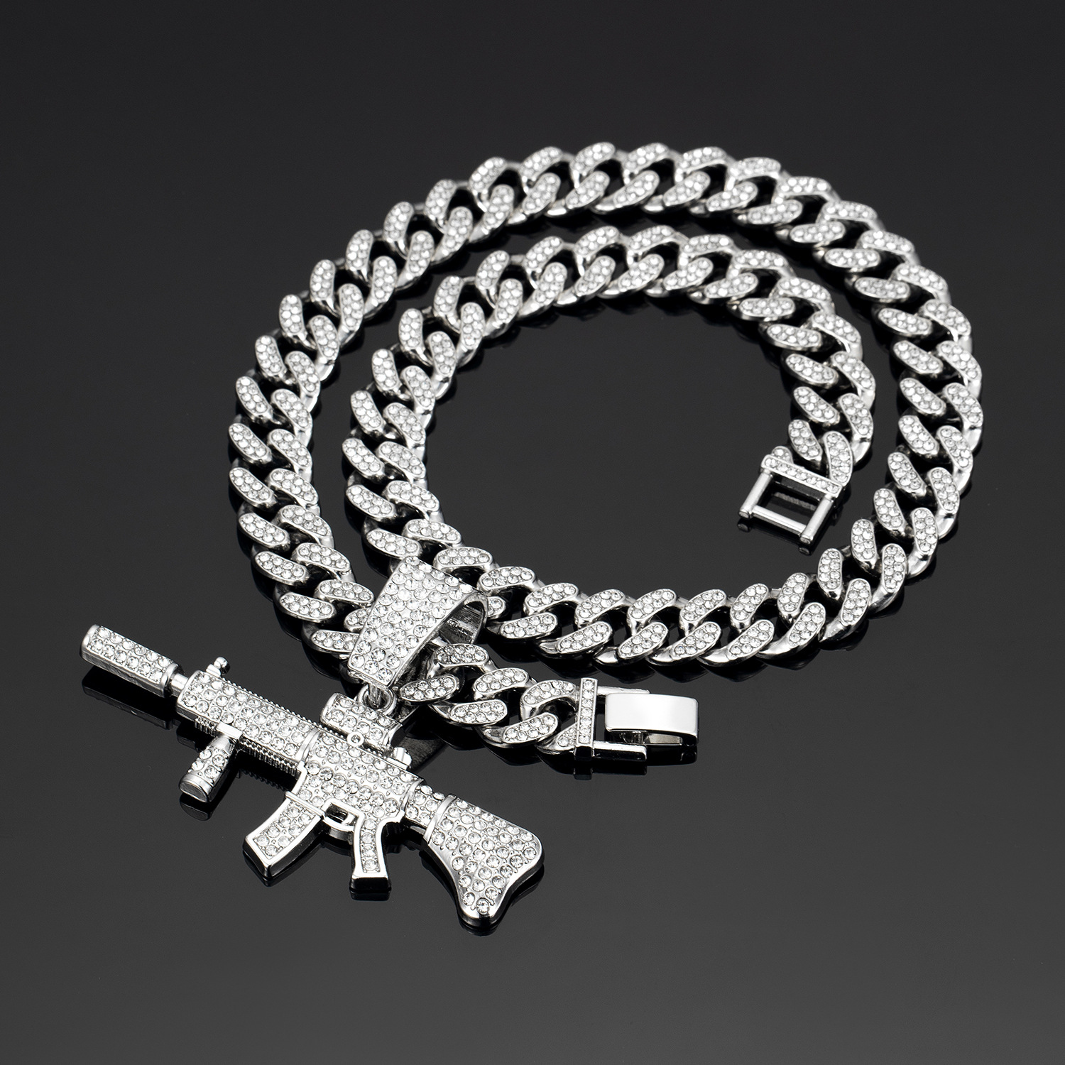 Elegant Craftsmanship: Durable Tight-Fit Cuban Link Necklace - Fashionable Trendsetter