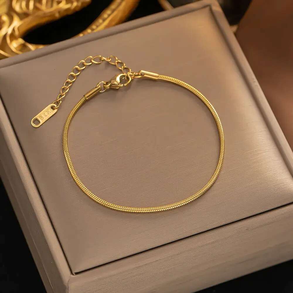 Delicate Gold Plated Charm for Women Classical Love Heart Pendent Titanium Steel Bracelets Designer Letter Hand Chain Bracelet Wedding Jewelry Gift