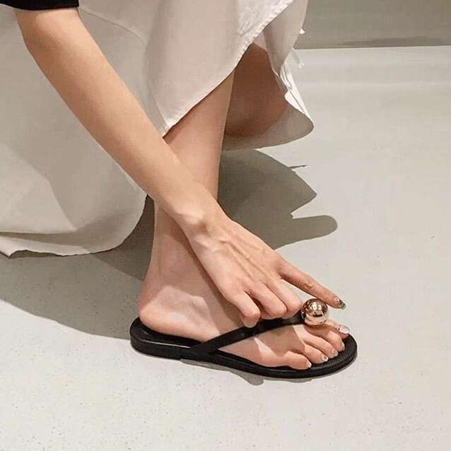 Metal Pearl Ball Fashion Outdoor Flip-Flops for Women 2024 Spring Summer New Flat Beach Non-Slip Toe Clip Sandals
