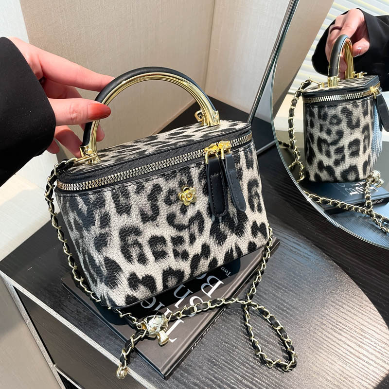 Luxury Brand Designer Bag Versatile Mini Bucket Crossbody Women's 2025 Spring New Leopard Print Box Bag, Fashionable Single Shoulder Chain Bag