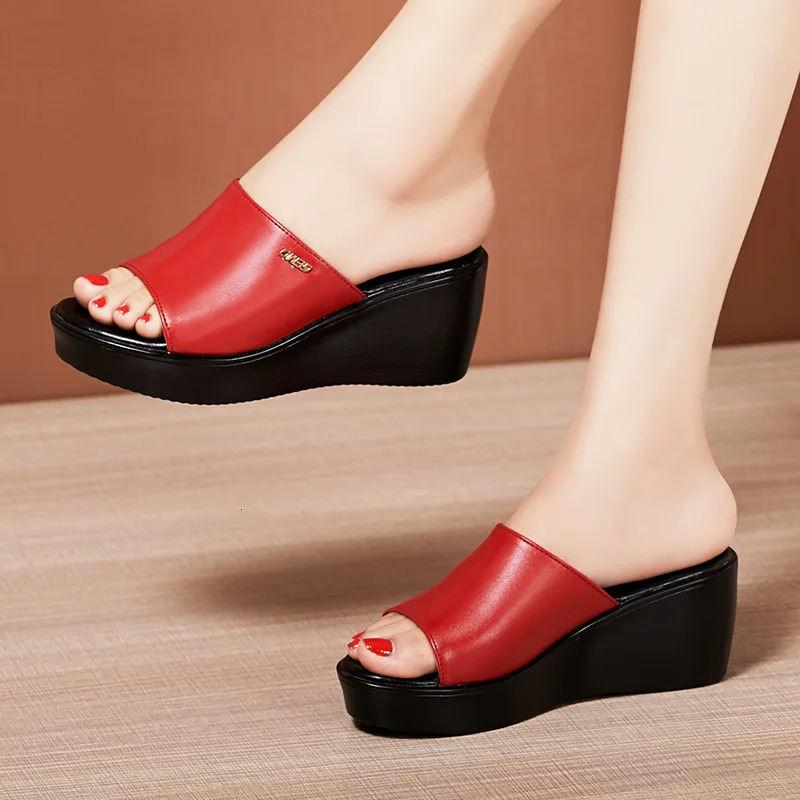 Top Cowhide Slope Heel Slippers Womens Outerwear Fashionable Sandals Summer Fish Mouth Leather Slipper Black White 250523