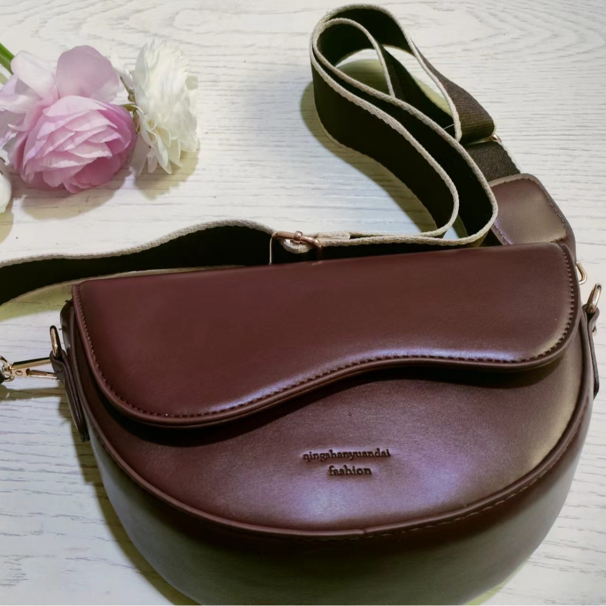 Free Shipping Designer Bag Women's New Texture Popular Versatile Crossbody Bag Fashion Small Square Shoulder Saddle Bag