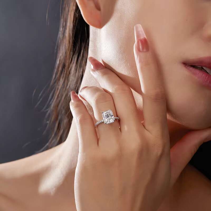 Premium 4 Carats 925 Silver Moissanite Engagement Ring for Women High-end Jewelry Product