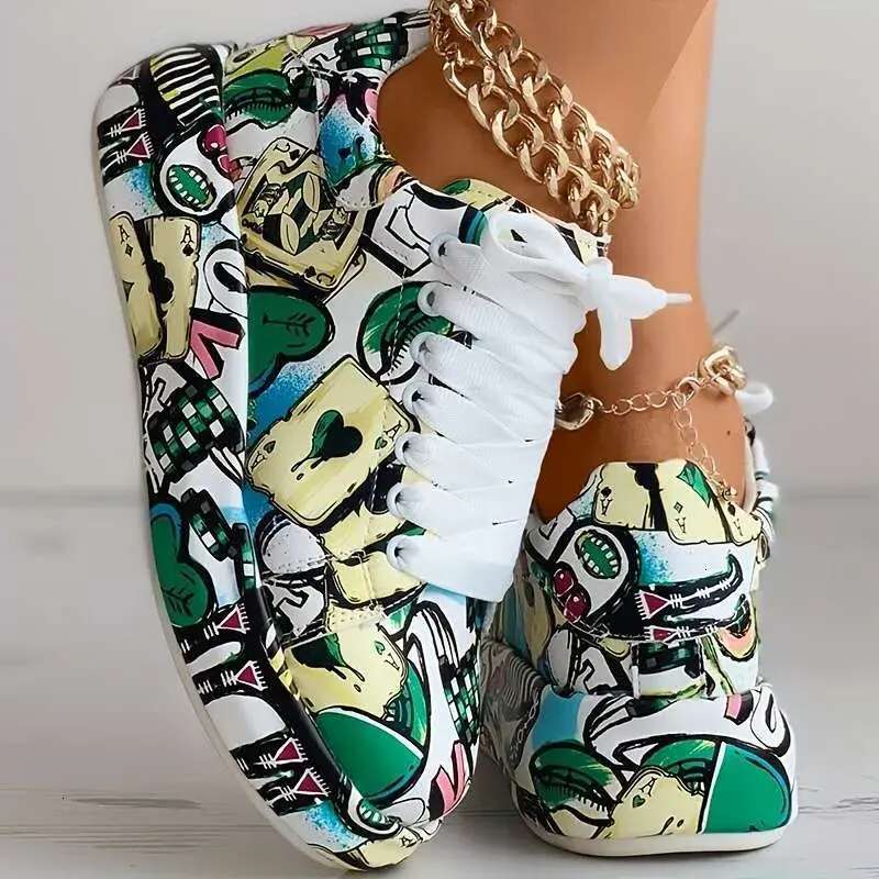 Women's graffiti printed fashionable lace up low cut thick soled sports shoes, casual skateboarding shoes