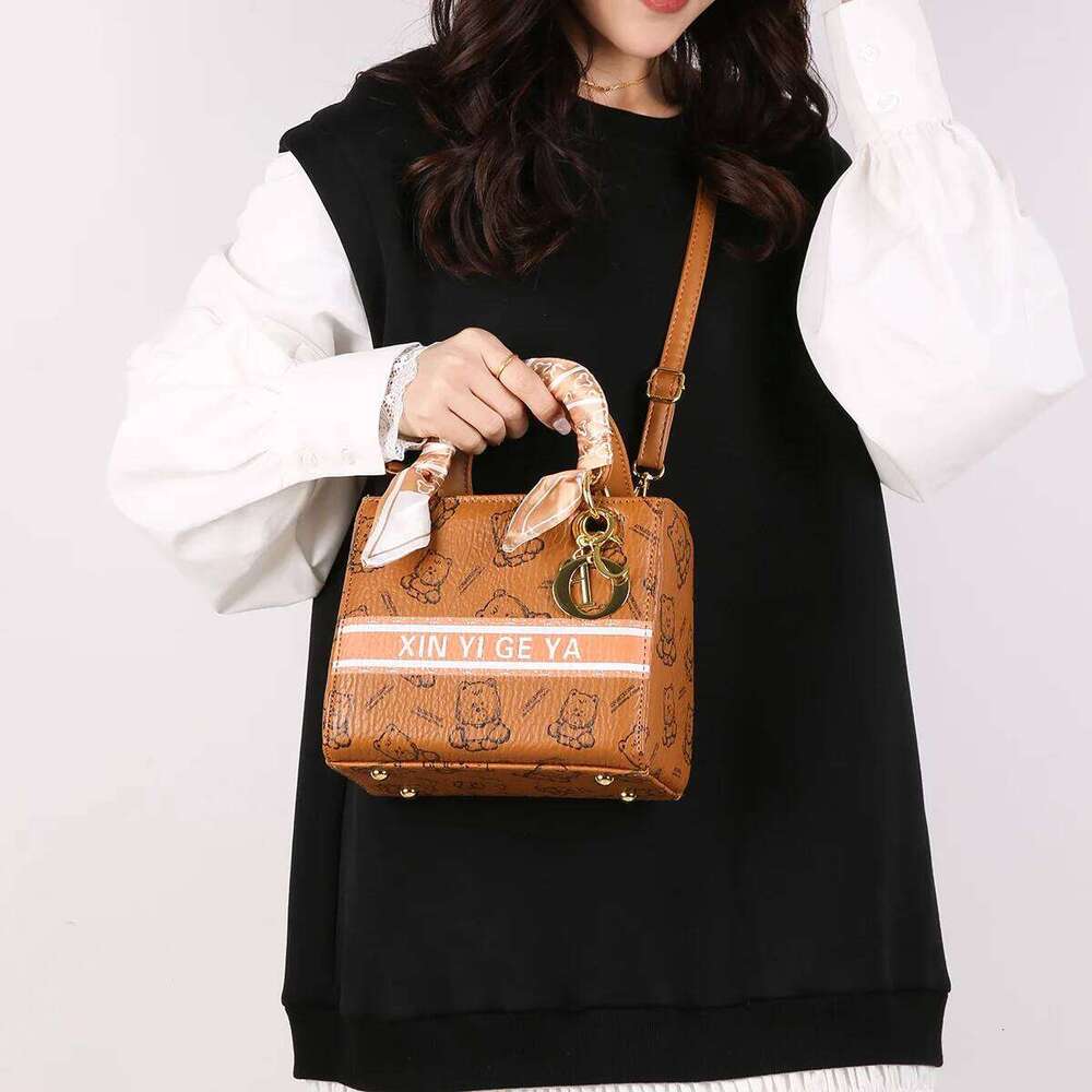 2025 New Women's Printed Bear Princess Diana Niche High-End Fashion Versatile Shoulder Messenger Bag