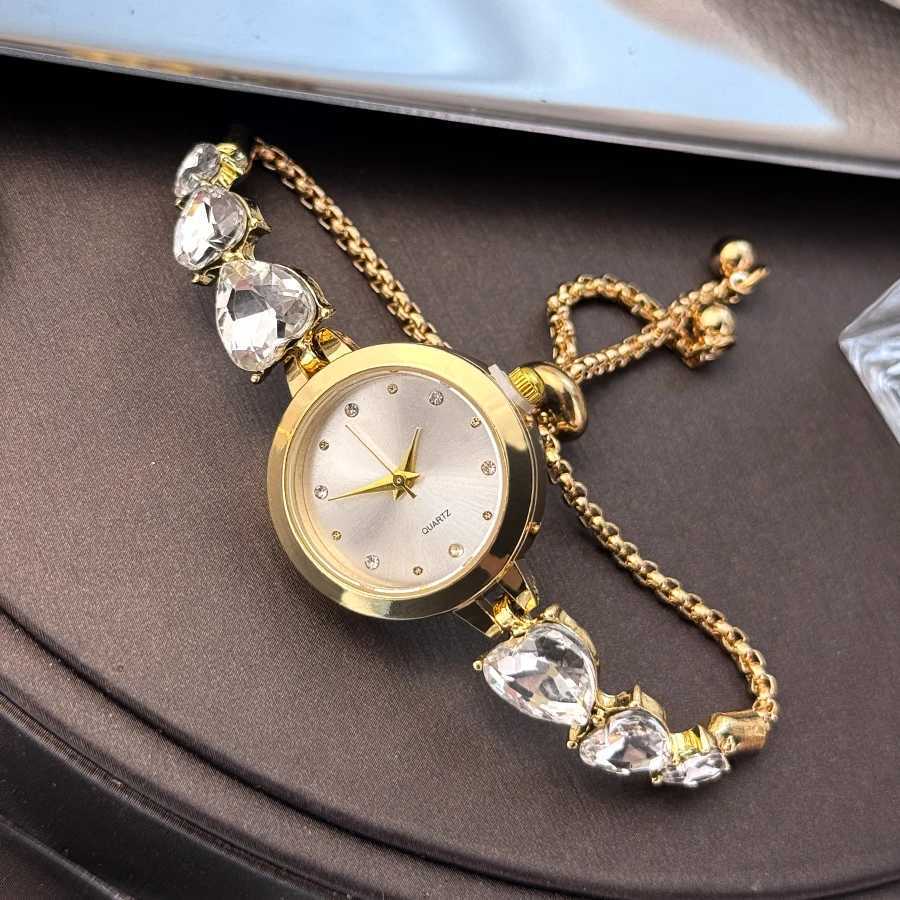 Ladies quartz watch with three heart-shaped diamond-encrusted bracelet round alloy case and mixed scale simple light luxury XJ250527