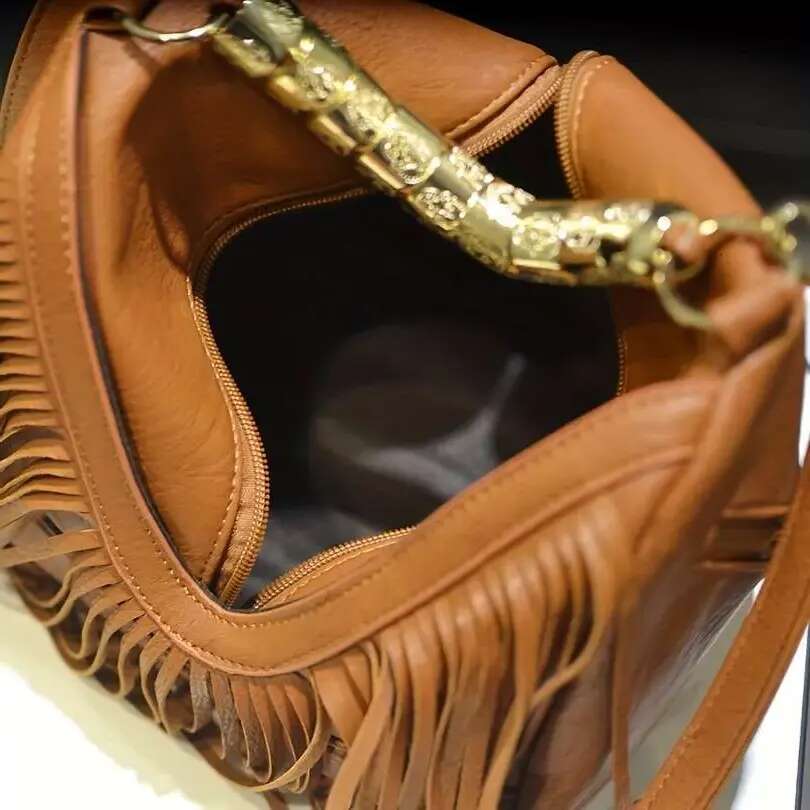Fashionable and casual Western style shoulder solid color tassel decoration crossbody bag, suitable for women