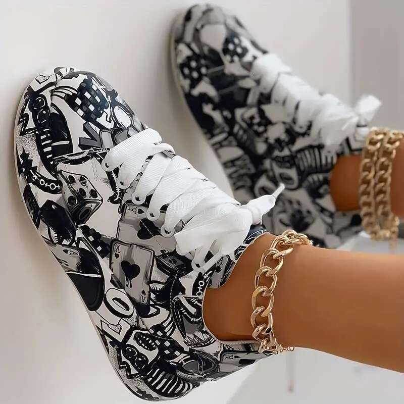 Women's graffiti printed fashionable lace up low cut thick soled sports shoes, casual skateboarding shoes