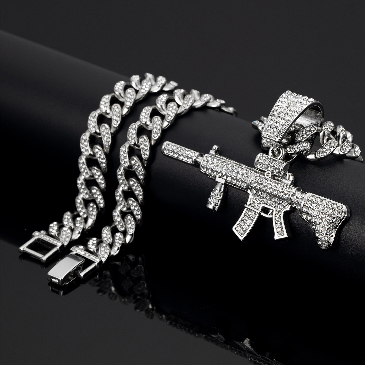 Elegant Craftsmanship: Durable Tight-Fit Cuban Link Necklace - Fashionable Trendsetter