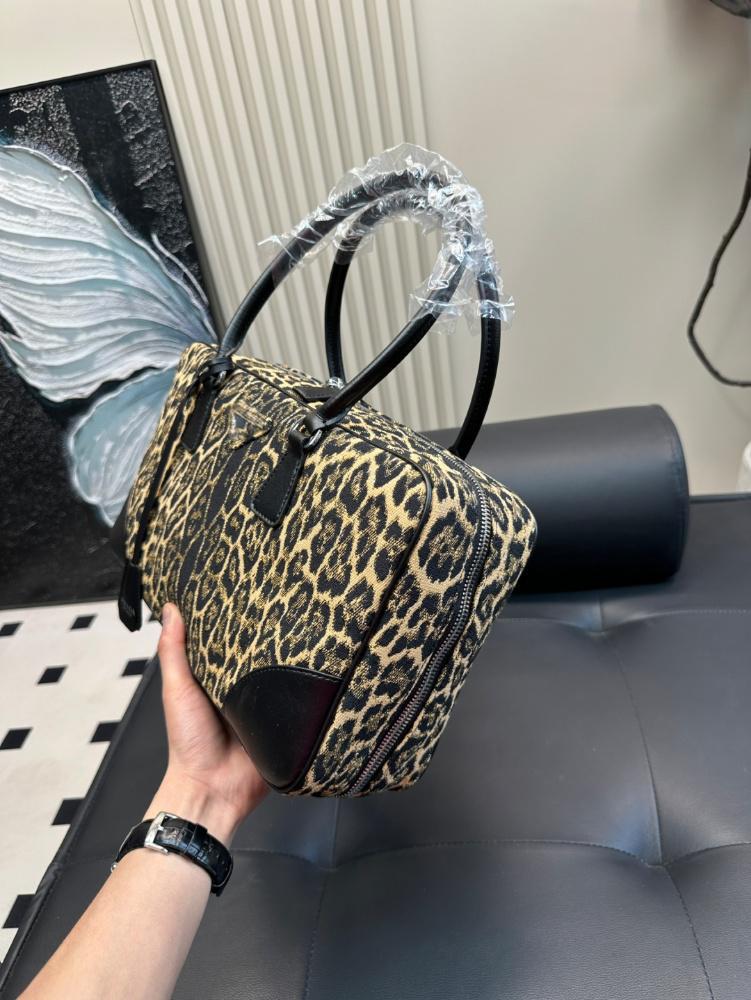 High end retro leopard print handbag for women in the spring and summer of 2025, fashionable single shoulder armpit bag, handbag
