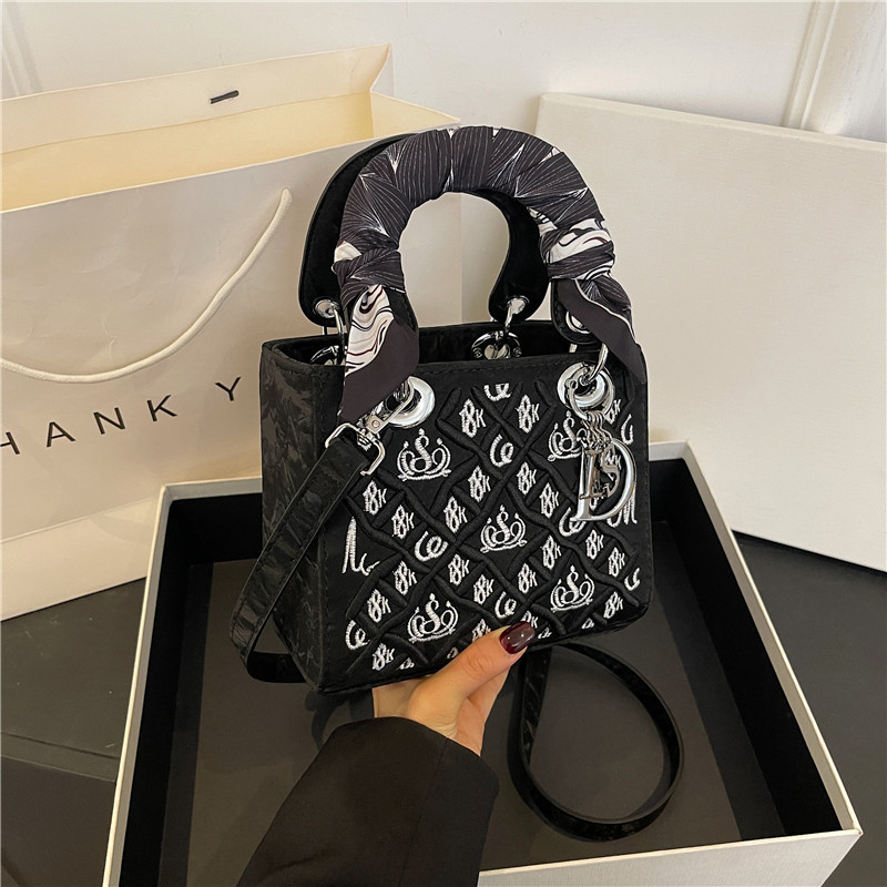 Free shipping designer Beibei Shangpin 2025 New High-end, heavy-duty embroidered silk scarf, Princess handbag, hand bill of lading, shoulder crossbody