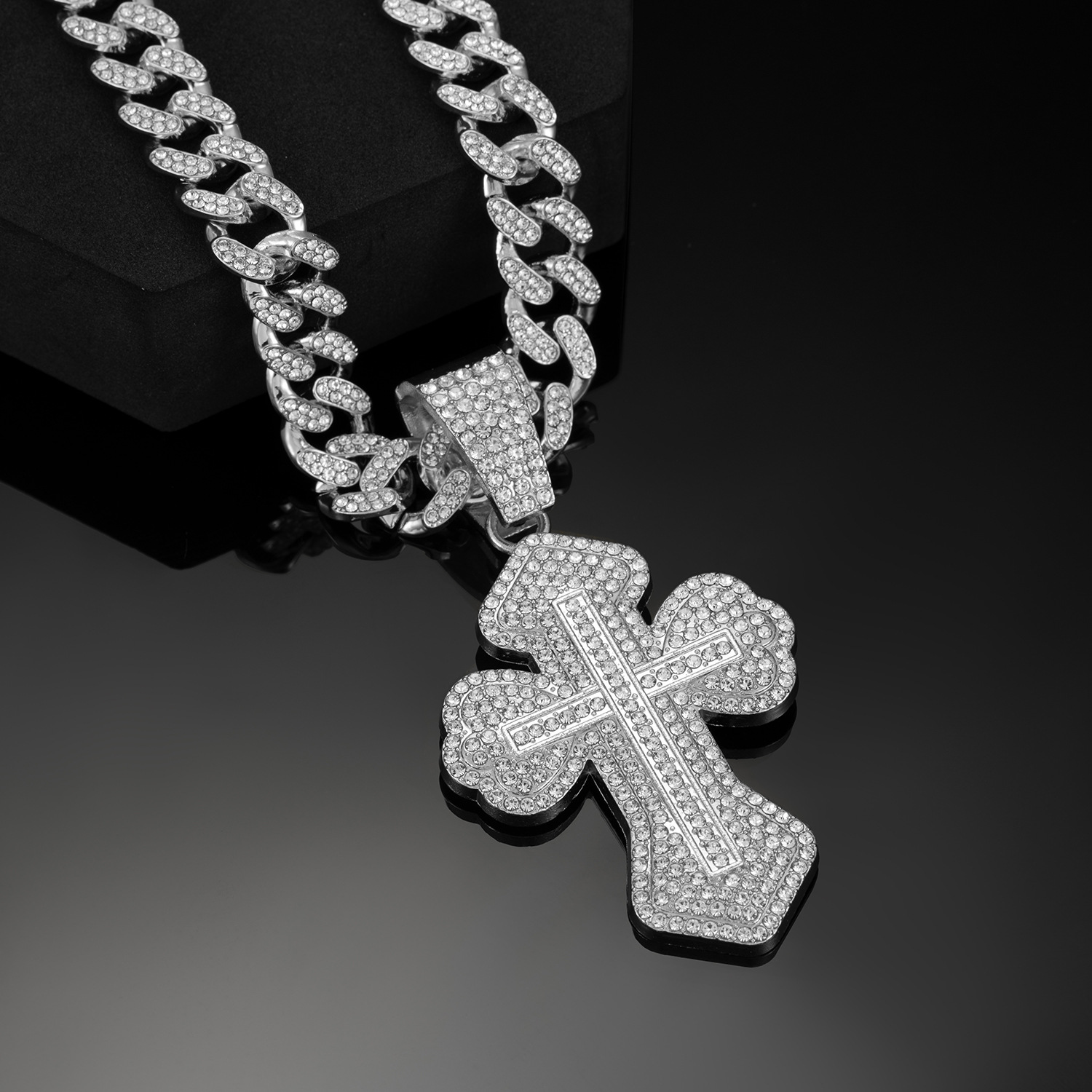 Versatile Chic Cross Necklace: Premium Craftsmanship Ideal for Any Occasion
