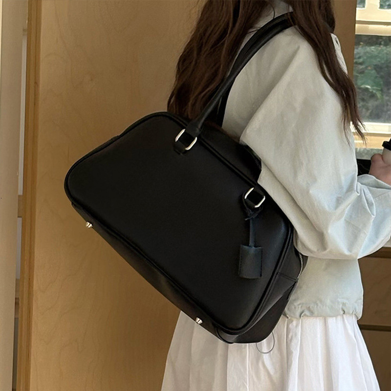 2025 new niche bowling women's spring new casual designer multifunctional handbag commuting armpit shoulder bag
