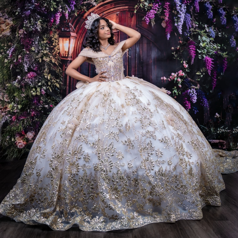 Light Champagne Shiny Quinceanera Dresses Off Shoulder Ball Gown Sweet 16 Dress Beading Crystal Gold Applique Lace Bow Tull Birthday vestidos 15 Anos
