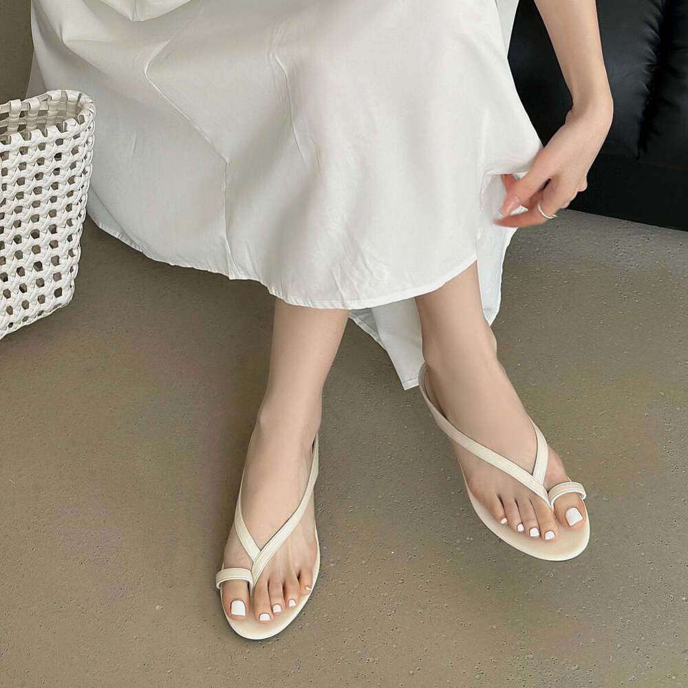 2025 Summer New Fairy Style Women's Flip-Flops for Outdoor Wear Fashionable Sandals to Match Dresses Low Heel Trendy Slippers