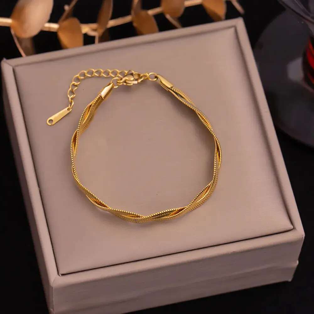 Delicate Gold Plated Charm for Women Classical Love Heart Pendent Titanium Steel Bracelets Designer Letter Hand Chain Bracelet Wedding Jewelry Gift