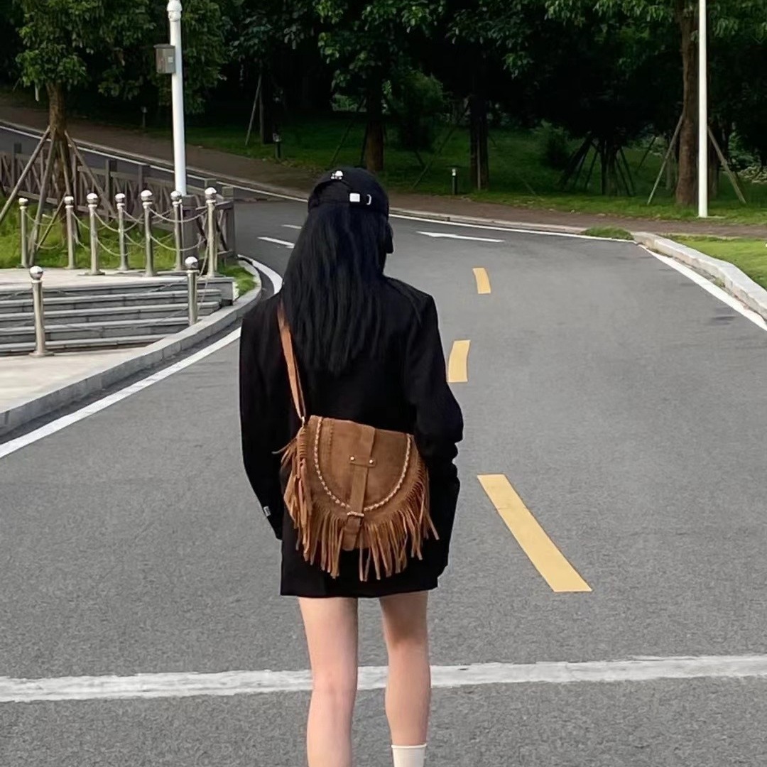 Top brand high-quality new free designer bag 2025 new suede fringe bag retro saddle bag fashionable shoulder bag crossbody bag new free designer bag