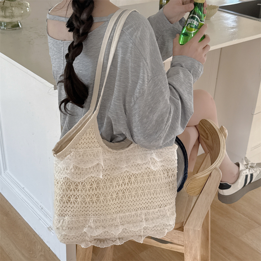 2025 Spring/Summer New Leisure Vacation Lace Mesh Large Capacity Single Shoulder Designer Women's Bag Beach Vacation Bag Trendy Carved Handbag