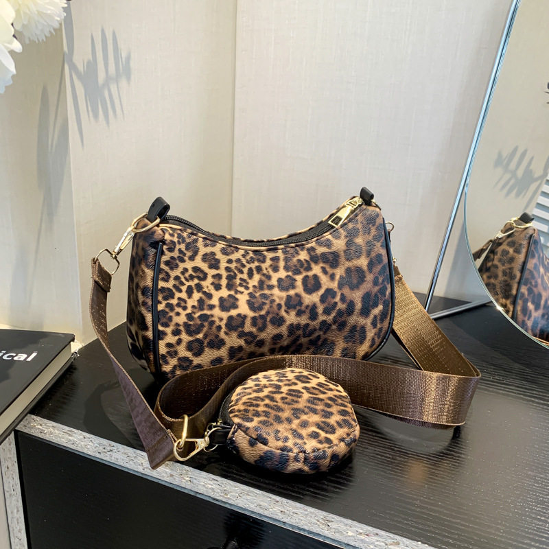 2025 New fashionable avant-garde women's niche design bag, summer popular new single shoulder underarm bag, classic leopard print designer single