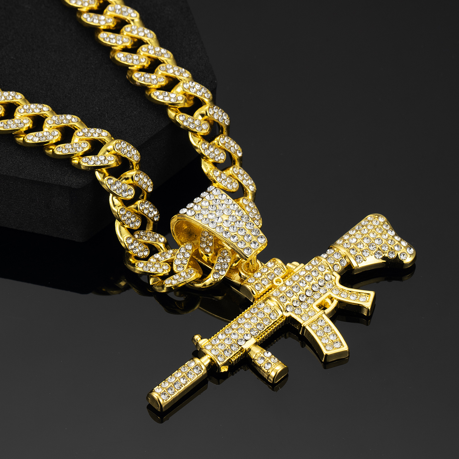 Elegant Craftsmanship: Durable Tight-Fit Cuban Link Necklace - Fashionable Trendsetter