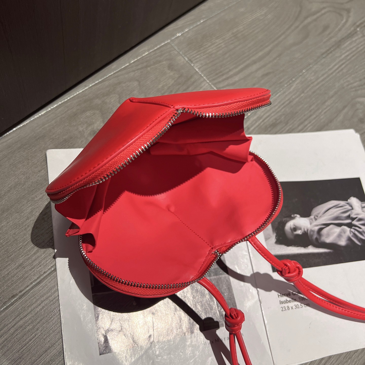 Niche Design Ladies Holiday Gift Love Bag 2023 New Women's Sweety Cool Adult Girl Messenger Bag Red Black PU Heart Shoulder Bag