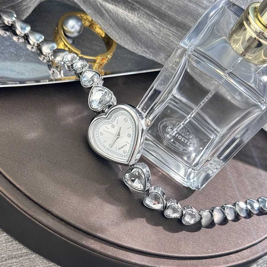 Womens Heart Alloy Case Sparkly Cute Heart-Shaped Glass Rhinestone Bracelet Elegant Stylish Quartz Watch XJ250527