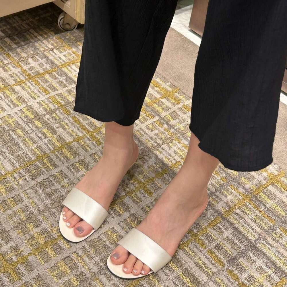 2025 New Fashion Versatile Women's Slippers for Summer Outdoor High-End Silk Satin Flat French Style Small Sandals