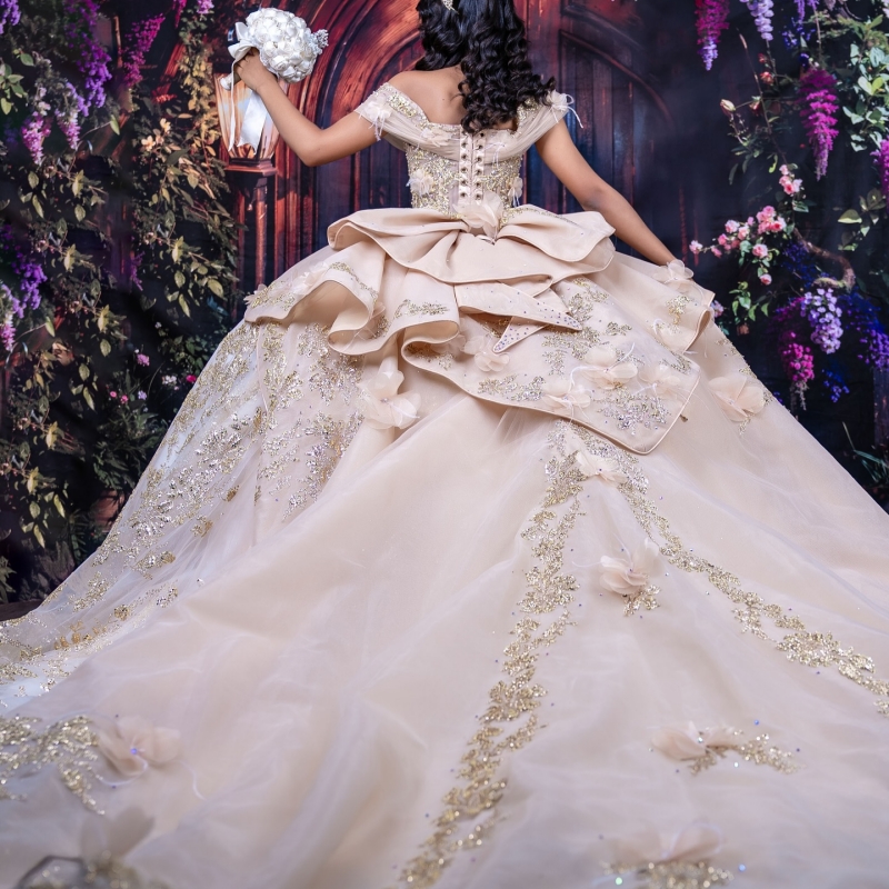 Light Champagne Shiny Quinceanera Dresses Off Shoulder Ball Gown Sweet 16 Dress Beading Crystal Gold Applique Lace Bow Tull Birthday vestidos 15 Anos