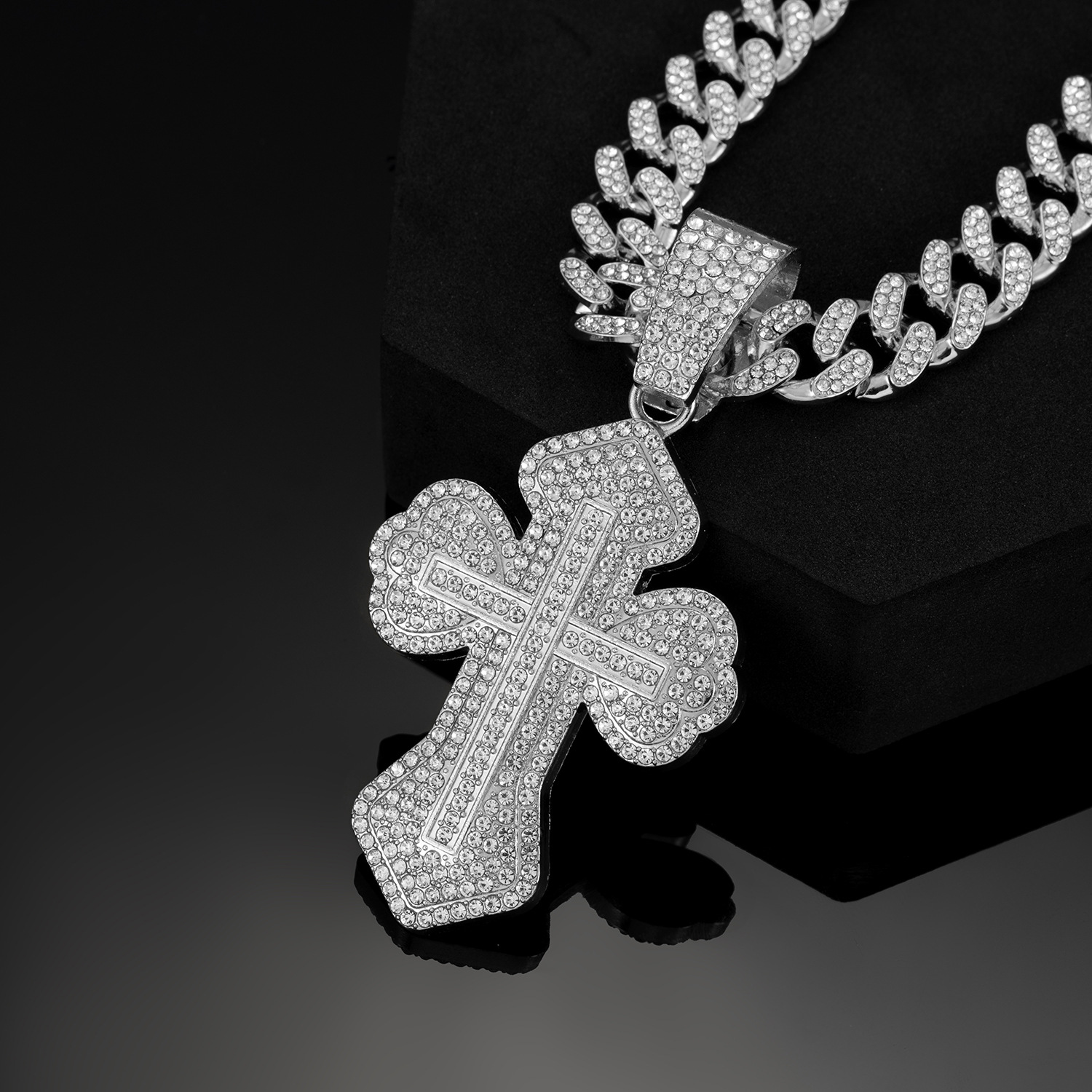 Versatile Chic Cross Necklace: Premium Craftsmanship Ideal for Any Occasion