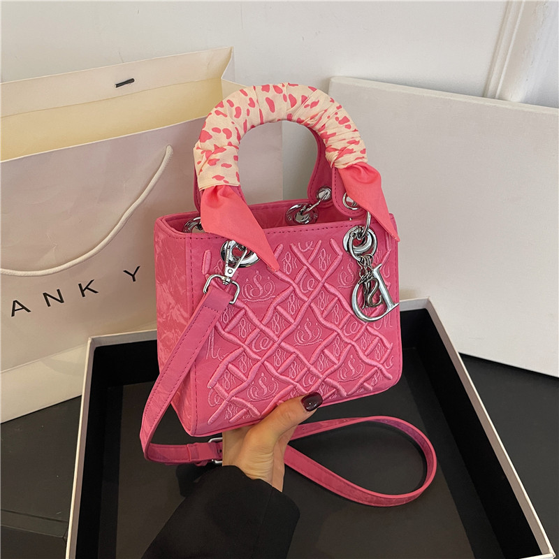 Free shipping designer Beibei Shangpin 2025 New High-end, heavy-duty embroidered silk scarf, Princess handbag, hand bill of lading, shoulder crossbody